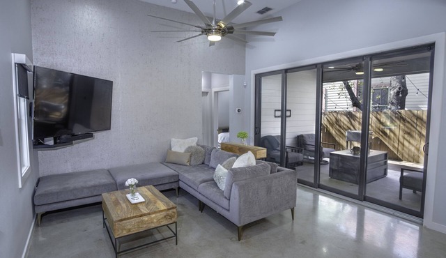 Modern Farmhouse- Downtown- Pool- Sleeps 12 in San Antonio