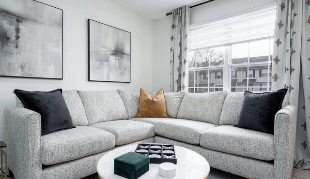 Modern Luxury Retreat 3BR/2.5 bath, 2 Decks, Near Christiana & Wilmington in New Castle