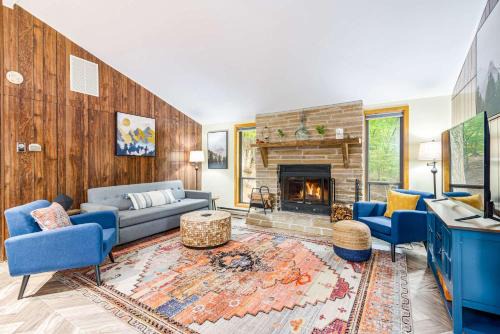 Modern w Fire Pit Deck, Grill & Hot Tub in Berkeley Springs