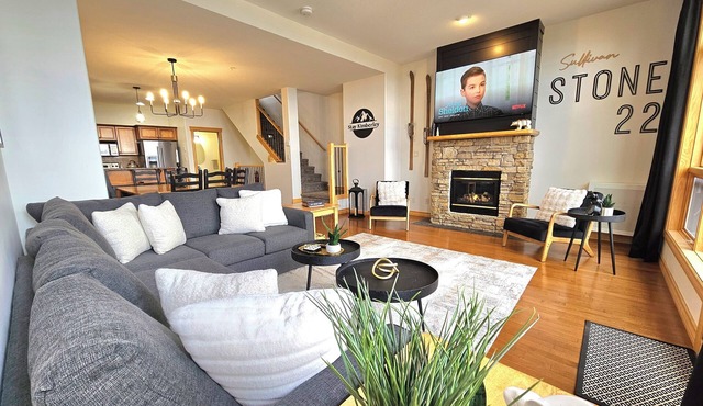 ❄️⛷️Mountain Escape Ski In/Ski Out, 4 Bdrm/Private hot tub🏂❄️ in Kimberley
