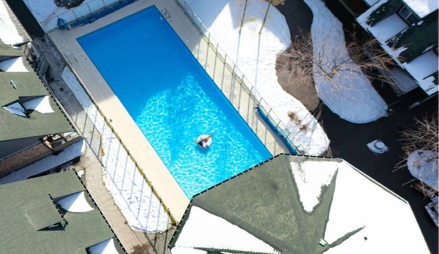 MTN Chalet: Year-round Pool w/Hot Tub, BBQ, AC; 2BR-2BA, Walk anywhere in 15 min in Canmore