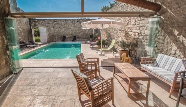 Near Saint-Rémy-de-Provence, air-conditioned farmhouse 10P., heated pool. in SAINT-ETIENNE-DU-GRÈS