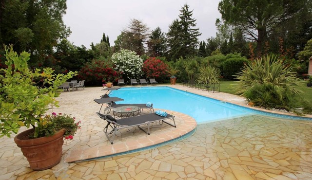 Near St-Rémy-de-Provence, holiday villa with nice pool, pets welcome (1). in SAINT-ETIENNE-DU-GRÈS