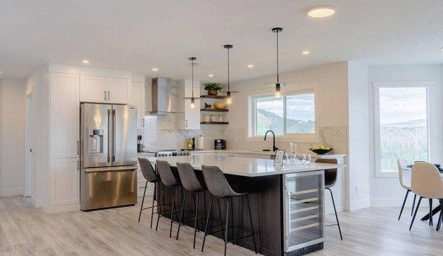 Newly Updated 3BR 3Bath Lakeview Vista, BBQ and New Appliances - King Bed in West Kelowna