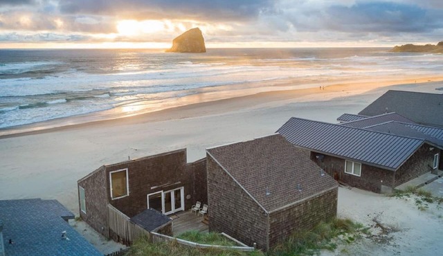 Ocean Front.Sand in your toes getaway! in Cloverdale
