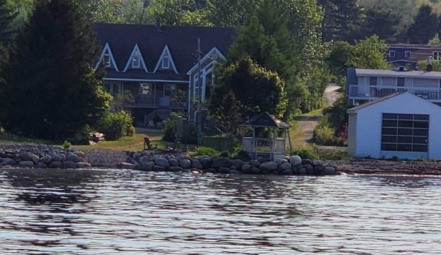 Oceanfront cozy comfortable cottage! in Western shore