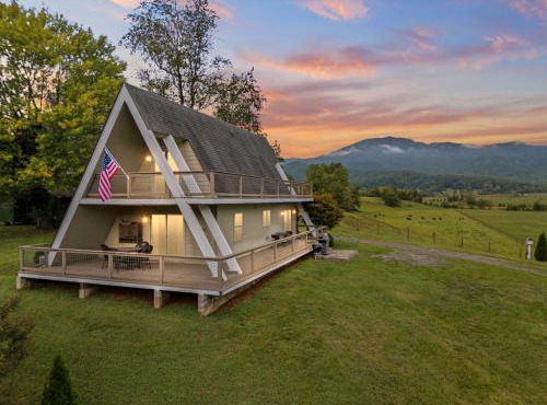 Old Rag A-Frame: Mountain Views Hot Tub Fire Pit in Etlan