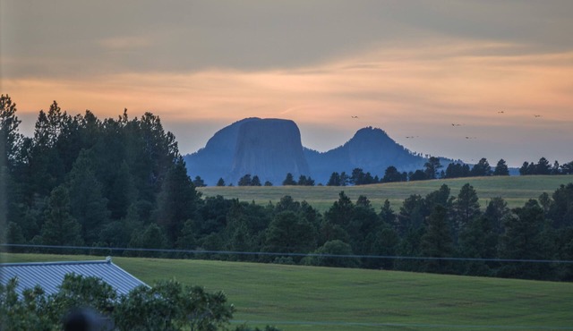 Peaceful home with breath-taking views of Devils Tower & room to roam in Devils Tower
