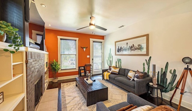 Pet Friendly - Covered Parking - Great Location! in Austin