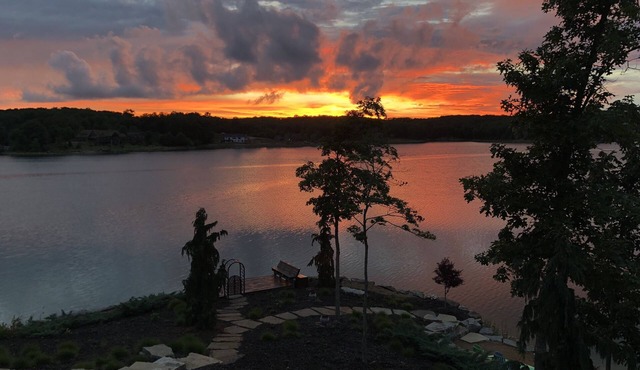 Pristine Lake Alpine house with spectacular sunset view, kayaks, SUPs & Peloton! in Innsbrook