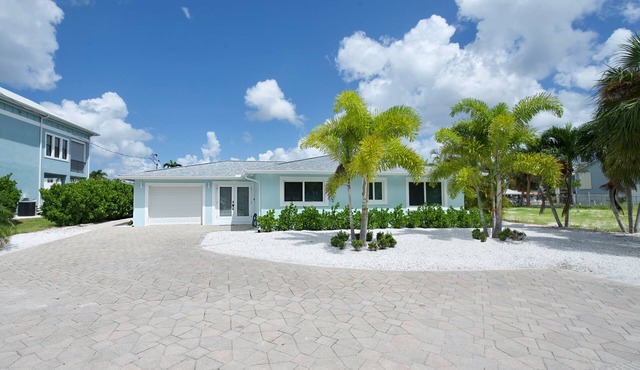 ⭐Private Pool, Canal Front Home-Beach and Bay⭐ in Fort Myers Beach