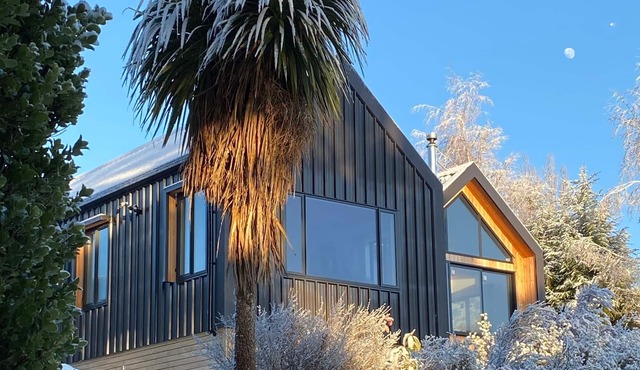 Pukeiti - Designer Mountain Chalet with spa & mountain views in Ohakune