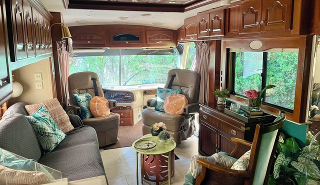 Redneck Motor Palace - Hot Tub! in Langley Township