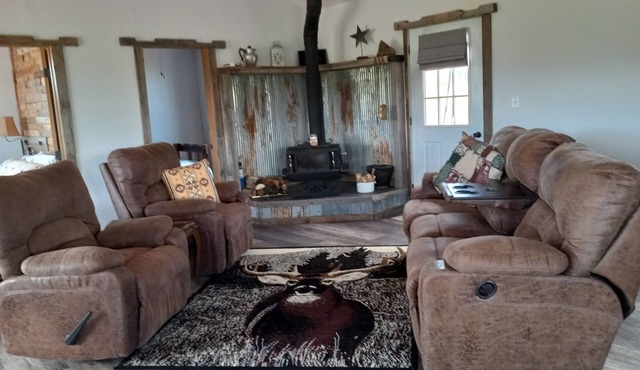 Remote cabin for newlyweds or hunters. Wildlife, solitude, stillness abound. in Recluse