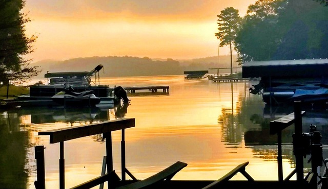 Romantic Log Cabin directly on Lake with a Boat lift and Awesome views! in Eatonton