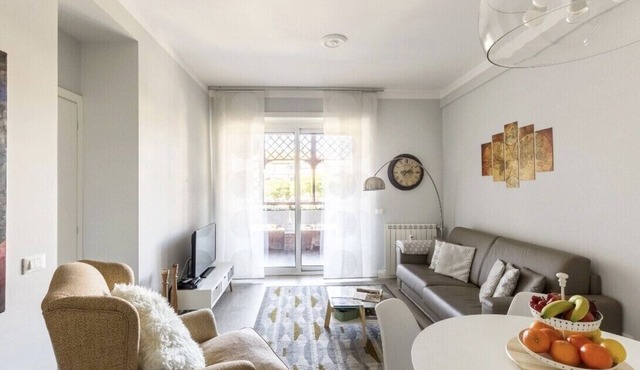 ROME VATICAN -100sqm -MODERN DESIGNED - COZY BALCONY - free WI-FI, A/C, SAT TV in Roma