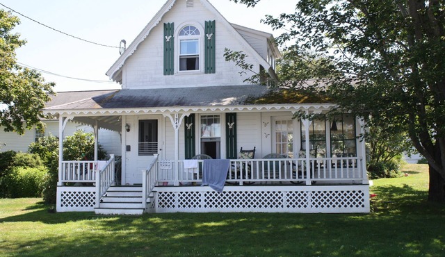 Shady Potts Point Cottage Cooled by Ocean Breezes in Harpswell