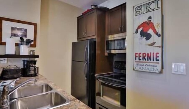 Silver Rock Studio with full kitchen and Pool in Fernie