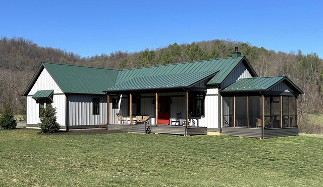 Sleeps 6, custom, gorgeous home on 180 acres, amazing views of Old Rag Mountain in Etlan