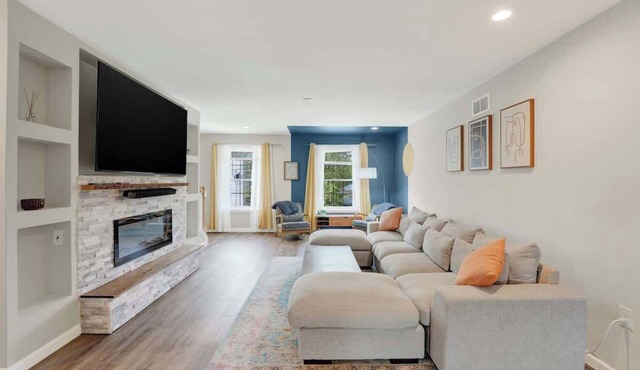 Spacious 4BR | 4B Townhouse Sleeps 8+ Near Downtown Wilmington in Wilmington