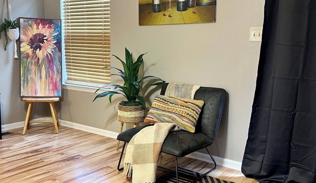 Spacious and luxurious 3 bed/1.5 bath townhome with free parking, sleeps 6 in Middletown