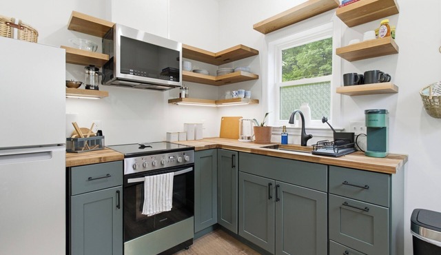 Steps from Bates College, Quiet & Beautiful Cottage with Heated Bathroom Floors! in Lewiston