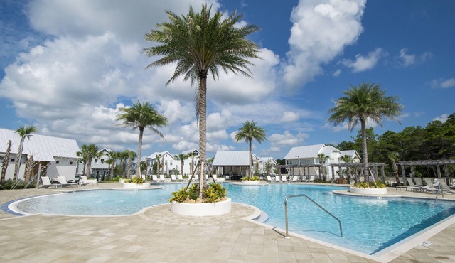Steps to the Resort Style Pool & Across from The Big Chill + Free Tickets! in Watersound