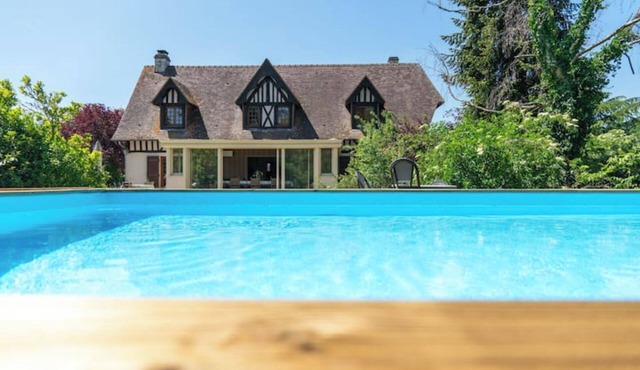 Super Villa Grande Piscine Bord Eure à 1H de Paris in Garennes-sur-Eure