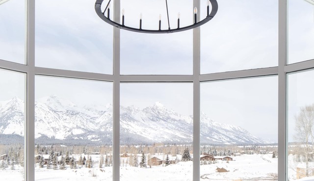 Sweeping Teton views, modern renovation. Minutes from town & National Parks. in Jackson