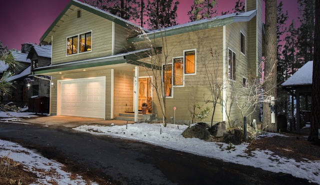 TAHOE LUXURY HOME! PRIVATE BEACH! Gated Community, Lake Views, Hot Tub, Max 8 in Zephyr Cove
