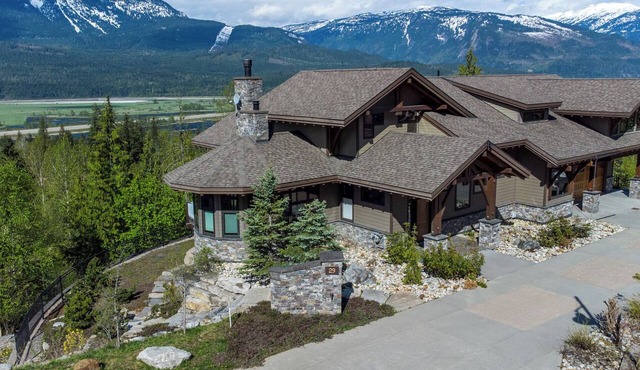 Tamarack Lodge: Luxury Timber Frame Ski Lodge at Mountain Resort in Revelstoke