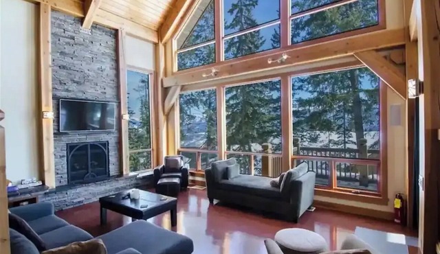 Timber frame chalet with vaulted ceiling and great views ,ski in ski out in Golden