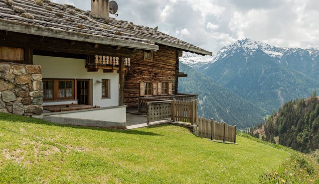 Traditionell Mountain Chalet in Santa Valburga