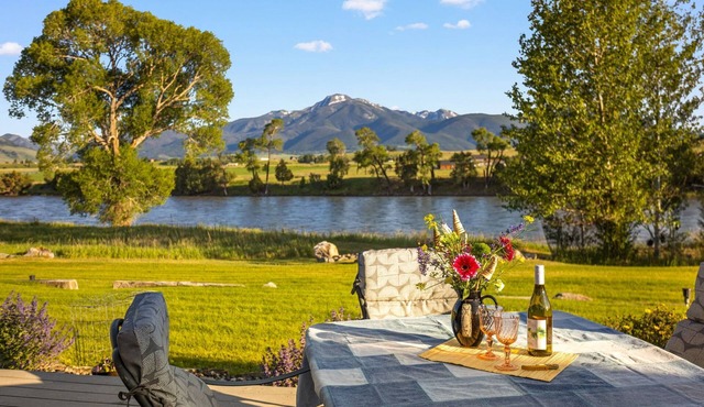 Tranquil Home Along the Yellowstone River in Emigrant