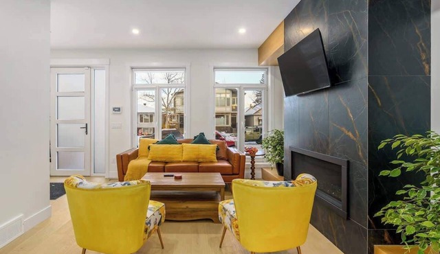 Trendy Bridgeland | Fireplace | King Beds | AC in Calgary