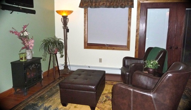 Two Medicine Suite, 400 sqft fully appointed studio suite. Comfort at its best. in East Glacier Park