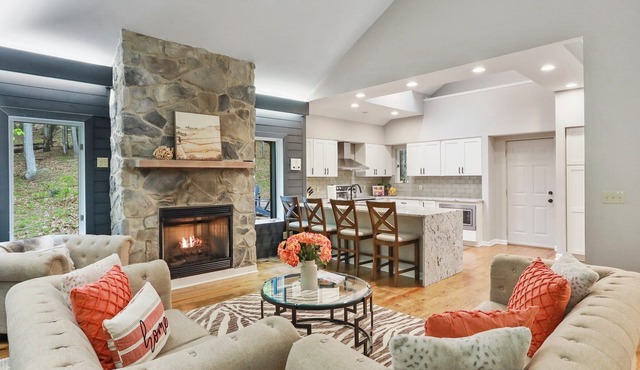 🍂Ultimate Group Getaway🌻5 Suites🍁HotTub🍂Fall Foliage🍁Close to Berkeley Springs🌻 in Berkeley Springs