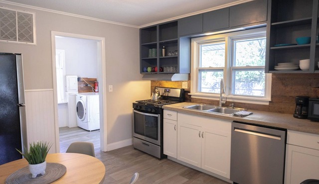 Charming 2-bdrm house with WiFi, outdoor living space , stunning nearby beaches in Shorewood-Tower Hills-Harbert