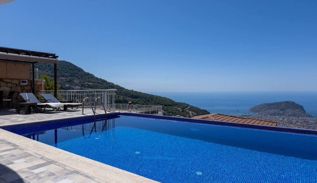 Villa Tepe with infinity pool and panoramic view in Alanya