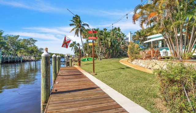 Waterfront Home with Dock, Ocean access close to Downtown and Beach in Stuart