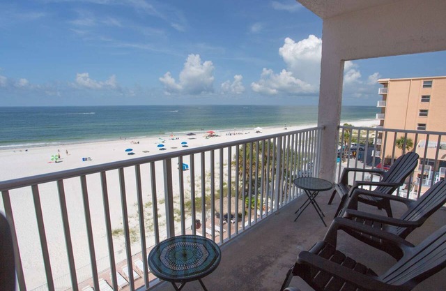 Beachfront Escape with Beach, Pool, Hot Tub & Corner Unit. Tickets Included to Top Attractions Daily in Madeira Beach