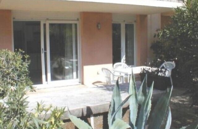 Groundfloor apartment with southfacing terrace near the shops and beach in CAVALAIRE sur mer