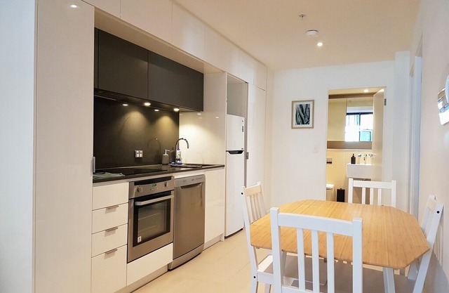 Modern 2BR CBD Apartment with Spa, Foxtel and Wifi in Carlton