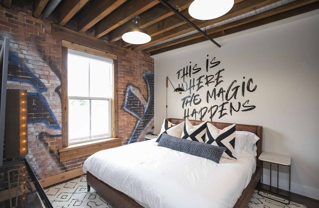 TB309 ~ Unique Flat w/Elevator ~ 1865 Club/Bar On Site ~ Pool ~ 2 Miles to Broadway ~ Free Parking in Nashville