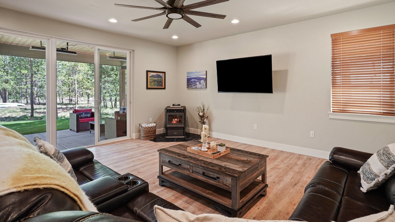 Photo of Livingroom in Oregon Water Wonderland