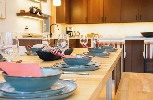 Glacier Ski Chalet | The Astor | Hot Tub & Chef’s Kitchen