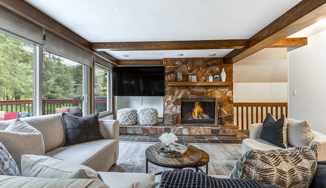 6Br Chalet I Ski Out I Private HotTub in Panorama