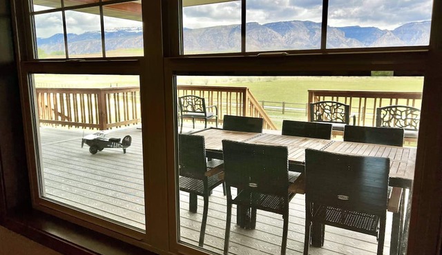 Wheels Up Cottage at Ever Sky Ranch, THE VIEWS! in Shell