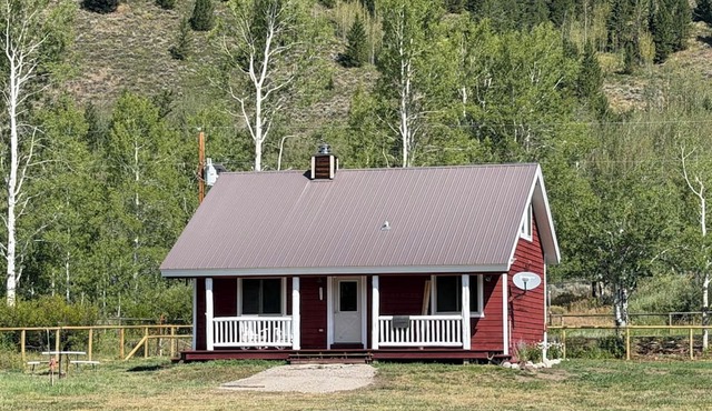 2-bedroom farmhouse in welcoming Moran with cool country vibes in Moran