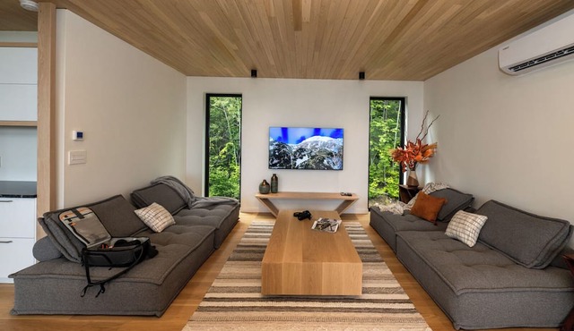 Altéa Charlevoix - luxury villa: spa, pool, billiards, view in Petite-Rivière-Saint-François